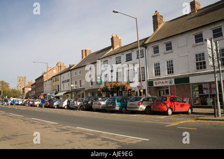 BEDALE North Yorkshire Regno Unito ottobre cercando lungo la grande strada principale fiancheggiata da mattoni vecchi e edifici imbiancati Foto Stock