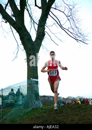 Voce maschile Cross country runner competere nel Campionato Europeo Edinburgh 2004 Foto Stock