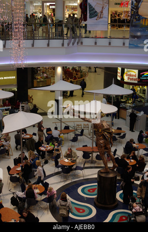dh Eastgate centro commerciale INVERNESS INVERNESSSHIRE persone che si siedono e mangiano in negozi caffè uk
