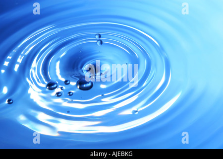 Ripples in acqua dopo goccia cadde in esso Foto Stock