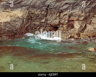 Vista dal sentiero costiero del blowhole si siede in una grotta sotto penalmente punto porto Boscastle Boscastle Cornwall Inghilterra REGNO UNITO Foto Stock