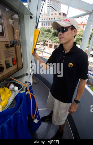 Giovane uomo piloti DHL tethered balloon Singapore Foto Stock