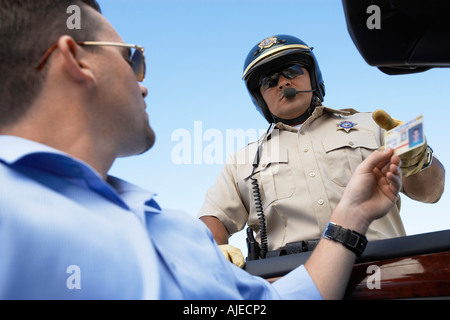 Uomo di consegnare a licenza ufficiale di polizia, basso angolo di visione Foto Stock