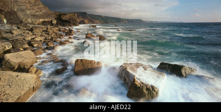 Una vista del litorale guardando a sud-ovest da poco Strand verso Tintagel a Crackington Haven Cornovaglia Foto Stock