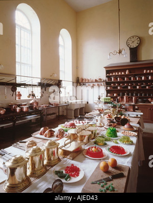 Una stazione di lavoro per la decorazione di gelatine al tavolo della cucina a Petworth House West Sussex Foto Stock