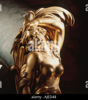 Intaglio di una figura su uno dei quattro Robert Adam John Linnell divani a Kedleston Hall Derbyshire Foto Stock