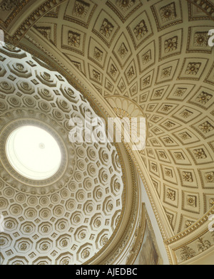 Un dettaglio della cupola a cassettoni abside intersezione sul soffitto del salone a Kedleston Hall Derbyshire Foto Stock