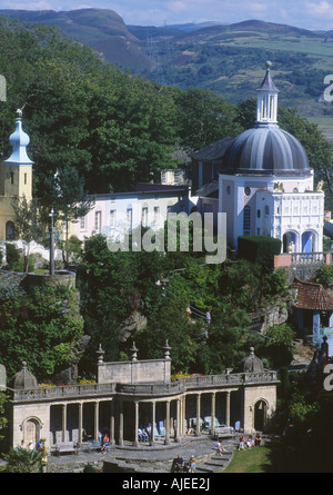 Portmeirion Piazza Principale e il Pantheon Rhinog gamma in background nei pressi di Porthmadog Gwynedd Galles del Nord Foto Stock