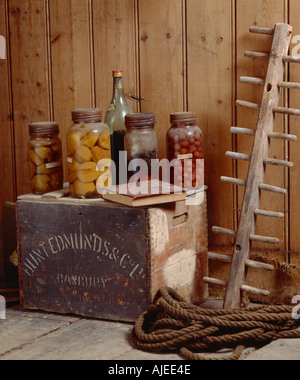 Il corridoio al di fuori del grande salotto con una chiusura di una coppia di vasi polveroso di frutta su una scatola di legno a Chastleton House Foto Stock