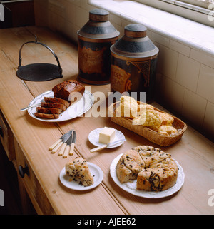 Un Welsh tè con bara brith Welsh formaggio focaccine alle erbe e il Gallese lardy cake Foto Stock