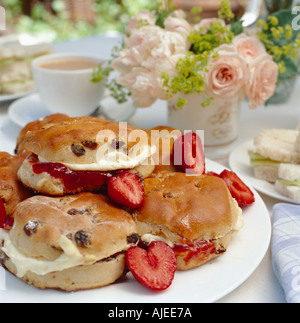 Un primo piano di una piastra di biscotti e fragole per il tè del pomeriggio Foto Stock