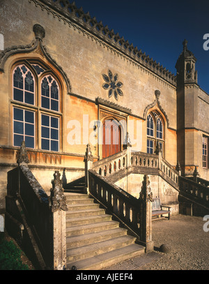 Il gotico di gradini di pietra che conduce alla porta alla Hall sulla facciata ovest a Lacock Abbey Wiltshire Foto Stock