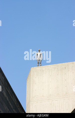 Antony Gormley scultura su edificio,Londra Foto Stock