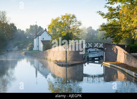 Kingswood Canal giunzione in Lapworth dove la Stratford e Grand Union canali soddisfano Warwickshire Inghilterra Foto Stock
