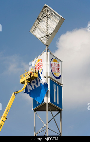 Installazione di ARAL Logo in un'autostrada area di servizio con una gru ARAL è il più popolare di olio minerale società in Germania un Foto Stock