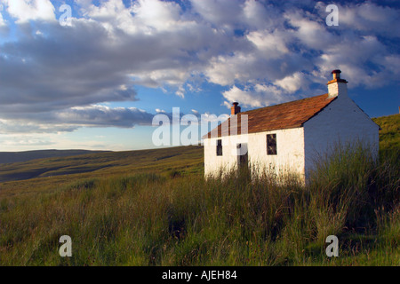 Inghilterra Cumbria Hartside un piccolo cottage si trova all'interno del paesaggio arido di Hartside Pass Foto Stock