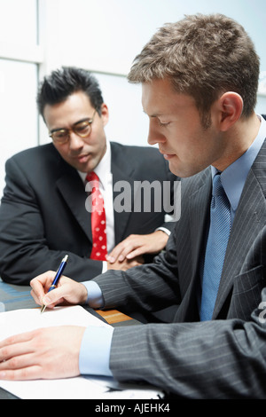 Due imprenditori in sale riunioni, firma un contratto Foto Stock