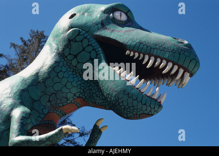 Giardini di epoca preistorica lungo la costa dell'Oregon t rex Tyrannosaurus rex lungo il sentiero Tour di Port Orford Oregon stato USA Foto Stock