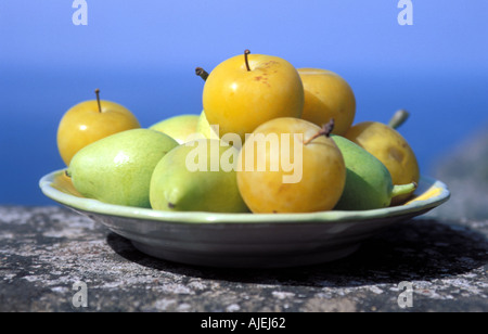 Un piatto di frutta Foto Stock