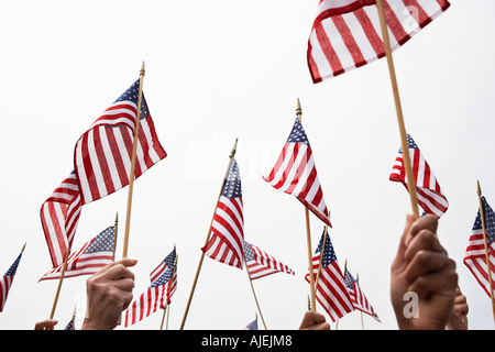 Persone azienda fino bandierine americane, alta Sezione Foto Stock