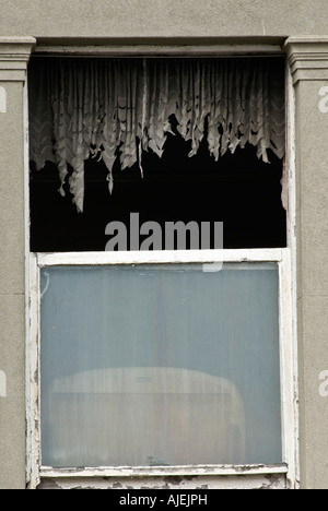 Derelitti bay window tende sporche Foto Stock