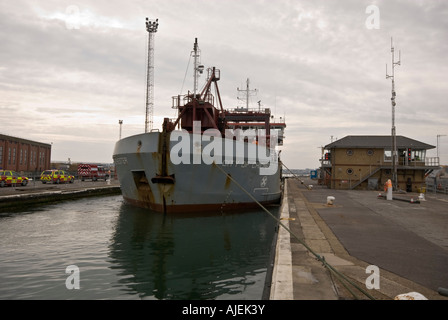 Nave cisterna Nave ormeggia lato banchina Foto Stock