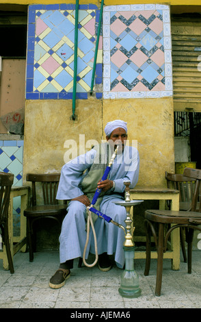 Aswan fumatori un waterpipe Foto Stock