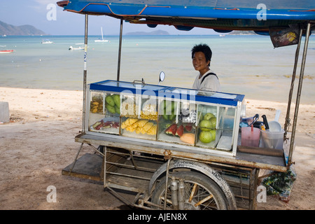 Stallo triciclo fruttivendola Rawai Beach Phuket Thailandia Foto Stock