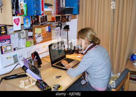 Giovane studentessa lavorando sul computer in alloggi universitari, Bristol, Somerset, Inghilterra, Regno Unito Foto Stock