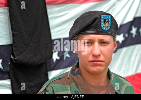 Real giovane soldato femmina sul punto di andare in Iraq a combattere una guerra senza fine da Ohio USA America figlia Honor Foto Stock