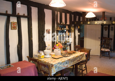 La cucina del vecchio stile tudor la struttura di legno cottage in un villaggio del Suffolk, Regno Unito Foto Stock