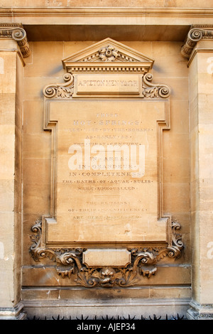 Placque circa le sorgenti di acqua calda al di fuori del Museo delle Terme Romane in York Street Bath Somerset REGNO UNITO Foto Stock