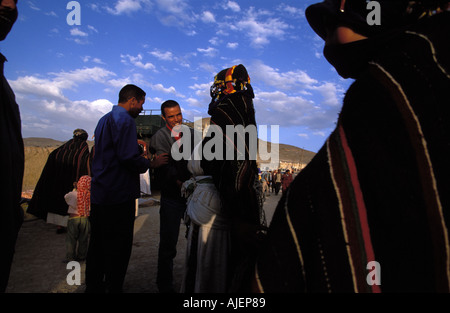 Imilchil al mercato berber ragazze e ragazzi soddisfare Foto Stock