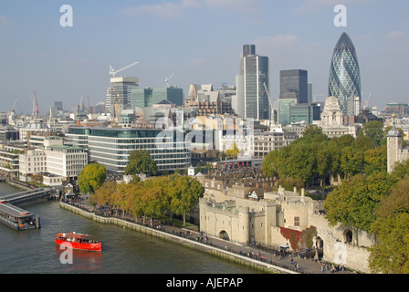 Città skyline di Londra include il nuovo edificio Willis visto al di là di colore di autunno presso la Torre di Londra Foto Stock