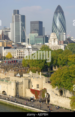 Città skyline di Londra include il nuovo edificio Willis visto al di là di colore di autunno presso la Torre di Londra Foto Stock