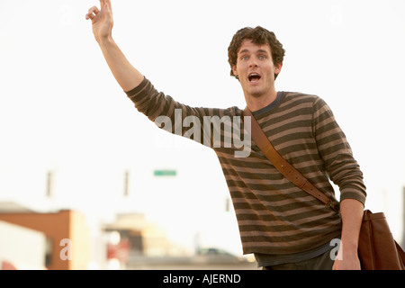 Uomo di segnalazione in taxi street Foto Stock