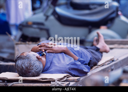 Uomo dorme in strada, Delhi, India Foto Stock