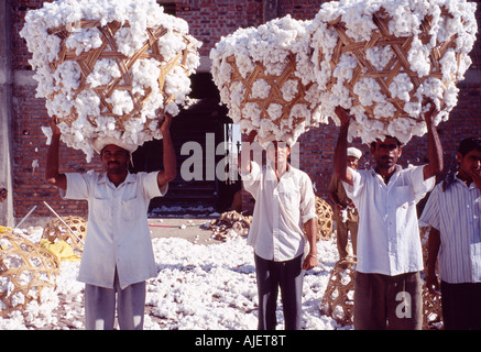 I lavoratori in cotone mill, Gujarat, India Foto Stock