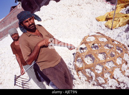 I lavoratori in cotone mill, Gujarat, India Foto Stock