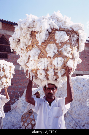 I lavoratori in cotone mill, Gujarat, India Foto Stock