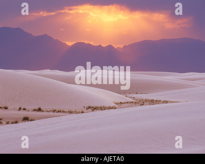 Raggi di Dio attraverso nuvole temporalesche San Andres montagne dal cuore di dune di sabbia bianca monumento nazionale nel Nuovo Messico USA Foto Stock