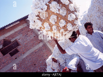 I lavoratori in cotone mill, Gujarat, India Foto Stock