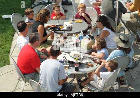 Famiglia di mangiare il pranzo alfresco Millennium Park Chicago Illinois midwest USA Foto Stock