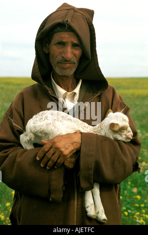 Contadino con un giovane capra Foto Stock