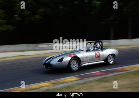 Emilio Lezcano gare il suo 1963 Jaguar XKE roadster al 2006 Kohler sfida internazionale con Brian Redman a Road America Foto Stock