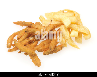 Tradizionale da asporto britannico di profondo fritto dorato marrone Bianchetti nel pangrattato e patatine, isolato su bianco, con nessun popolo Foto Stock