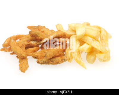 Tradizionale da asporto britannico di profondo fritto dorato marrone Bianchetti nel pangrattato e patatine, isolato su bianco, con nessun popolo Foto Stock