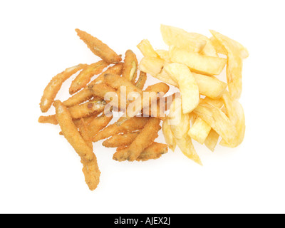 Tradizionale da asporto britannico di profondo fritto dorato marrone Bianchetti nel pangrattato e patatine, isolato su bianco, con nessun popolo Foto Stock