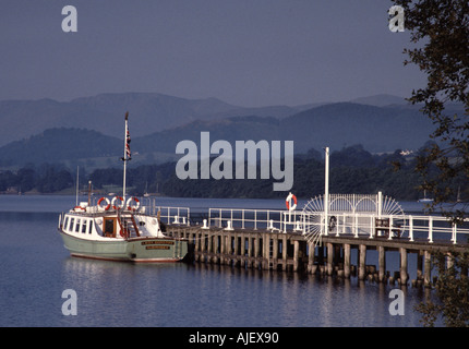 Ullswater Cruiser ormeggiato a Pooley molo ponte a nord del lago di 0332, Cumbria, Parco Nazionale del Distretto dei Laghi, Regno Unito, Europa Foto Stock