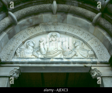 Timpano della porta occidentale, raffigurante Cristo, San Lorenzo e San Knut, di Lund Domkyrkan (Cattedrale), Lund, Skåne, Svezia. Foto Stock